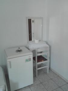 パリウリにあるKleanthis Houseのバスルーム(白い洗面台、鏡付)
