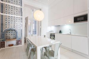 Cuisine ou kitchenette dans l'établissement Baixa Tile Blue Two-Bedroom Apartment - by LU Holidays