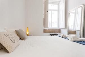 Un ou plusieurs lits dans un hébergement de l'établissement Baixa Tile Blue Two-Bedroom Apartment - by LU Holidays
