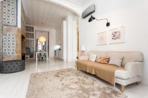 een witte woonkamer met een bank en een tapijt bij Baixa Tile Blue Two-Bedroom Apartment - by LU Holidays in Lissabon