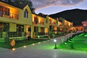 un grupo de edificios con luces en un patio en Best Western Bohemian Resort, en Sevan
