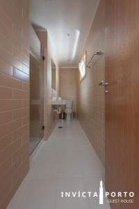 Vonios kambarys apgyvendinimo įstaigoje Invicta Porto Guest House