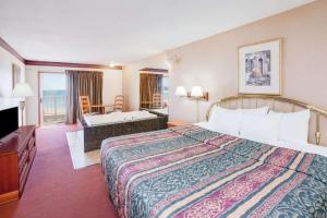Postel nebo postele na pokoji v ubytování Super 8 Beachfront by Wyndham Mackinaw City, MI + 23 fotografií