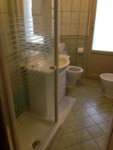 ラヴェンナにあるB&B AL CANDIANOのバスルーム(トイレ2つ、ガラス張りのシャワー付)