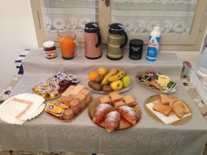 un tavolo con molti tipi diversi di pane e dolci di B&B AL CANDIANO a Ravenna