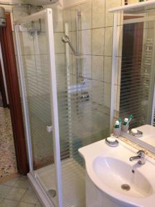 bagno con doccia e lavandino di B&B AL CANDIANO a Ravenna
