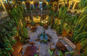 una vista aérea de una sala de estar con plantas en Hotel San Francisco De Quito, en Quito