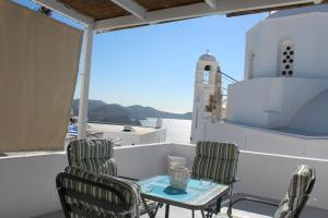 a table and chairs on the back of a boat at Studios Betty in Plaka Milou