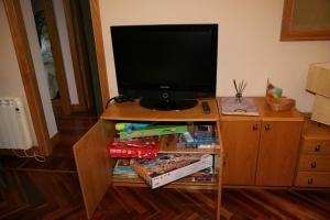 A television and/or entertainment centre at AnaKlara en Azkoitia