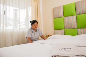 Staff di Hostal Capri