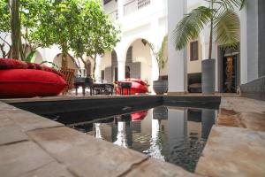 Bazén v ubytování Riad 64 Maison D'hôtes & Spa nebo v jeho okolí