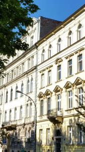 克拉科夫的住宿－Apartamenty Winnicy Kresy II，一座白色的大建筑,有很多窗户