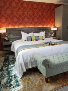 una camera da letto con un letto grande e un divano di SenS Hotel & Vanne Bistro Berkeley a Berkeley