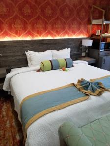 Letto o letti in una camera di SenS Hotel & Vanne Bistro Berkeley