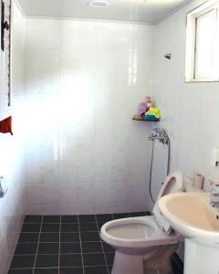 Kylpyhuone majoituspaikassa Tobang Red Clay Pension