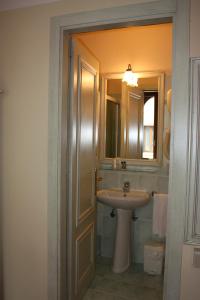 een badkamer met een wastafel, een toilet en een spiegel bij Ca' Pedrocchi in Venetië
