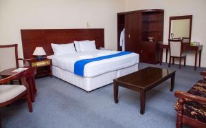 Postel nebo postele na pokoji v ubytování Al Jabal Hotel