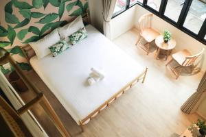 an overhead view of a room with a bed and chairs at J's Cafe and Poshtel in Chiang Mai