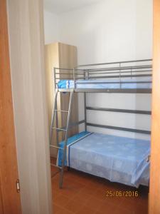מיטה או מיטות קומותיים בחדר ב-villetta al mare punta braccetto