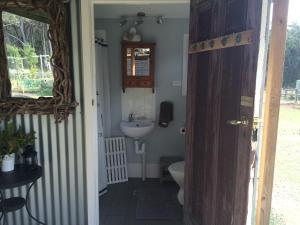 Koupelna v ubytování Ionaforest Yurt + 34 fotografií