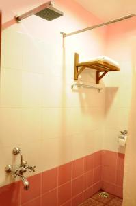 a bathroom with a bath tub and a toilet at Chettinaadu Narayana Inn in Kānādukāttān
