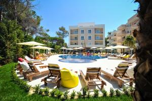 Bazén v ubytování Sandy Beach Resort nebo v jeho okolí