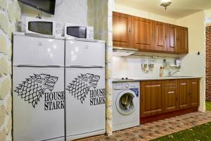 モスクワにあるウィンターフェル オン バウマンスカヤのキッチン(冷蔵庫、洗濯機付)