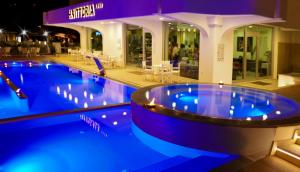 Bazén v ubytování Hotel Vittoria - Nuova Gestione nebo v jeho okolí
