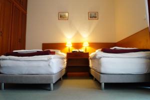 A bed or beds in a room at Hotel Ovit Még 30 kép