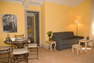 salon z kanapą i stołem w obiekcie Fonte del Lupo w mieście Porto Ercole