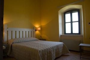 Tempat tidur dalam kamar di Fonte del Lupo