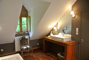 a bathroom with a sink and a mirror at Comme une parenthèse au coeur des hortillonnages in Amiens +42 photos