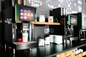 Příslušenství pro přípravu čaje a kávy v ubytování RiKu HOTEL Ulm