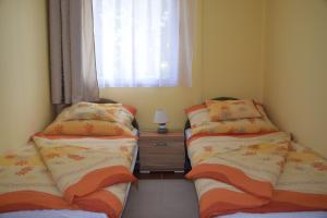 Posteľ alebo postele v izbe v ubytovaní Fortuna Apartmanházak