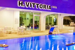 Bazén v ubytování Hotel Vittoria - Nuova Gestione nebo v jeho okolí