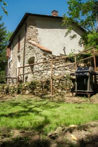 BorgomaroにあるSecret Gardensのゴミ箱付きの古い石造りの家