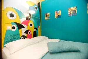 モスクワにあるKvart-Hotel Sun&Funのベッドルーム1室(壁にポスター付きのベッド1台付)