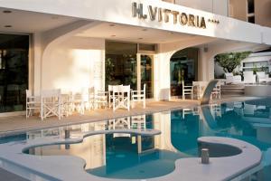 Bazén v ubytování Hotel Vittoria - Nuova Gestione nebo v jeho okolí