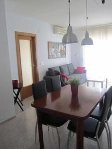 een woonkamer met een tafel en een bank bij La Rambleta in L'Ametlla de Mar