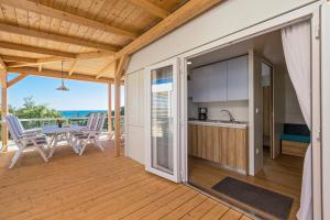 kuchnia ze stołem i krzesłami na tarasie w obiekcie Maistra Camping Veštar Mobile homes w Rovinj