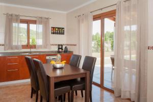サ・ポブラにあるSon Ferragut Can Cormeのキッチン(木製テーブル、椅子付)、ダイニングルーム