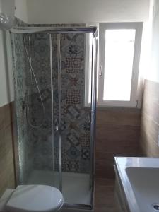 オルヴィエートにあるTerrazza Clementiniのバスルーム(シャワー、トイレ、洗面台付)