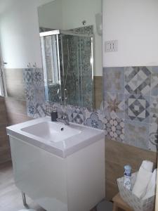 オルヴィエートにあるTerrazza Clementiniのバスルーム(白い洗面台、鏡付)