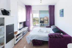 オリーバにあるPoemaのベッドルーム(白いベッド1台、紫色の家具付)