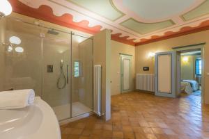 Ένα μπάνιο στο Palazzo Rosadi by PosarelliVillas +63 φωτογραφίες