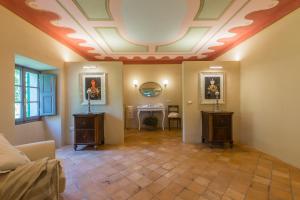 un soggiorno con soffitto a cassettoni e camino di Palazzo Rosadi by PosarelliVillas a Monterchi