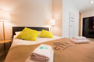 Posteľ alebo postele v izbe v ubytovaní Apartamenty City.