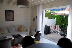 salon z kanapą i patio w obiekcie Maison à Dinard w mieście Dinard