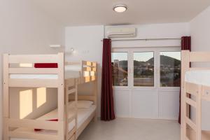 Tempat tidur susun dalam kamar di Hostel Free Bird