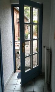 a door leading to a patio with a cat outside at "Auszeit Friedrichstadt" in Friedrichstadt